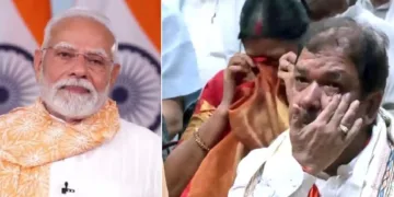 മോദിയുടെ പ്രസംഗം കേട്ട് കണ്ണീര്‍ വാര്‍ക്കുന്ന സദസ്സില്‍ ഇരിക്കുന്നവര്‍ (വലത്ത്)