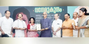 പി.പി. മുകുന്ദന്‍ സേവാ പുരസ്‌കാരം കോഴിക്കോട് നടന്ന ചടങ്ങില്‍ ഡോ. എം.എസ്. സുനിലിന് സി. സദാനന്ദന്‍ മാസ്റ്റര്‍ എംപി സമര്‍പ്പിക്കുന്നു