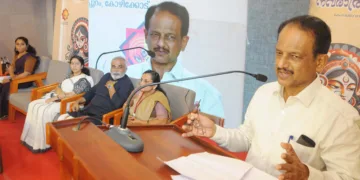 കേസരി സര്‍ഗ്ഗോല്‍സവത്തില്‍ 'ആര്‍ഷഭൂമിയിലെ പരിസ്ഥിതി ദര്‍ശനം' എന്ന വിഷയത്തില്‍ ഡോ. ടി.വി. മുരളിവല്ലഭന്‍ പ്രഭാഷണം നടത്തുന്നു. ഡോ. വന്ദന വിനോദ്, ഡോ. എം.പി. അനിത, ആര്‍കിടെക്റ്റ് എ.കെ. പ്രശാന്ത്, പി.ജി. പ്രിയ സമീപം