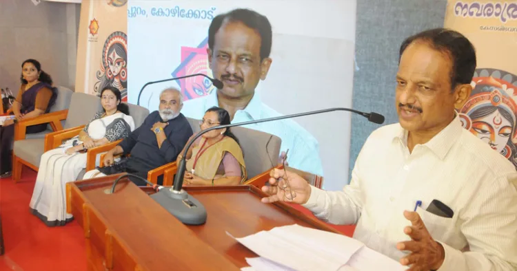 കേസരി സര്‍ഗ്ഗോല്‍സവത്തില്‍ 'ആര്‍ഷഭൂമിയിലെ പരിസ്ഥിതി ദര്‍ശനം' എന്ന വിഷയത്തില്‍ ഡോ. ടി.വി. മുരളിവല്ലഭന്‍ പ്രഭാഷണം നടത്തുന്നു. ഡോ. വന്ദന വിനോദ്, ഡോ. എം.പി. അനിത, ആര്‍കിടെക്റ്റ് എ.കെ. പ്രശാന്ത്, പി.ജി. പ്രിയ സമീപം