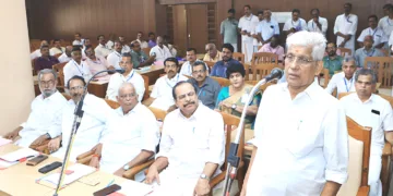 എന്‍എസ്എസ് പ്രതിനിധിസഭാ മന്ദിരത്തില്‍ നടന്ന യോഗത്തില്‍ ജനറല്‍ സെക്രട്ടറി ജി. സുകുമാരന്‍ നായര്‍ സംസാരിക്കുന്നു. ട്രഷറര്‍ എന്‍.വി. അയ്യപ്പന്‍പിള്ള, വൈസ് പ്രസിഡന്റ് സംഗീത്കുമാര്‍, സെക്രട്ടറി ഹരികുമാര്‍ കോയിക്കല്‍,
പ്രതിനിധിസഭാഗം പന്തളം ശിവന്‍കുട്ടി തുടങ്ങിയവര്‍ സമീപം