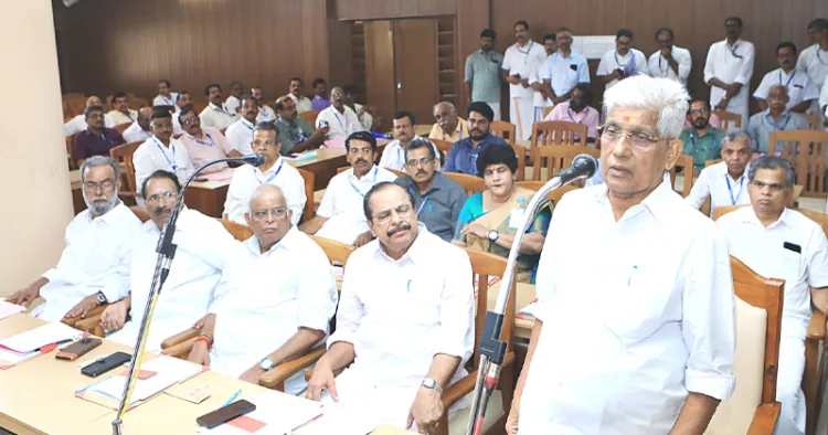 എന്‍എസ്എസ് പ്രതിനിധിസഭാ മന്ദിരത്തില്‍ നടന്ന യോഗത്തില്‍ ജനറല്‍ സെക്രട്ടറി ജി. സുകുമാരന്‍ നായര്‍ സംസാരിക്കുന്നു. ട്രഷറര്‍ എന്‍.വി. അയ്യപ്പന്‍പിള്ള, വൈസ് പ്രസിഡന്റ് സംഗീത്കുമാര്‍, സെക്രട്ടറി ഹരികുമാര്‍ കോയിക്കല്‍,
പ്രതിനിധിസഭാഗം പന്തളം ശിവന്‍കുട്ടി തുടങ്ങിയവര്‍ സമീപം