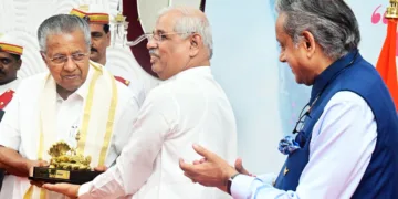 രാജ്ഭവനില്‍ രാജഹംസ് ത്രൈമാസികയുടെ പ്രകാശനത്തിനെത്തിയ മുഖ്യമന്ത്രി പിണറായി വിജയന് ഗവര്‍ണര്‍ രാജേന്ദ്ര വിശ്വനാഥ് ആര്‍ലേക്കര്‍ ശ്രീപദ്മനാഭസ്വാമിയുടെ ശില്‍പം
സമ്മാനിക്കുന്നു. ശശി തരൂര്‍ എംപി സമീപം