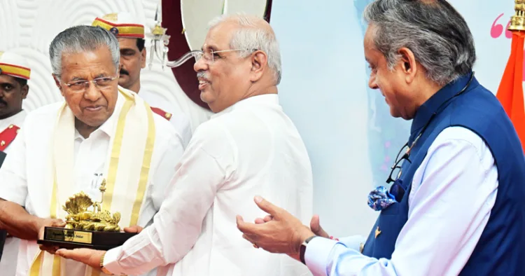 രാജ്ഭവനില്‍ രാജഹംസ് ത്രൈമാസികയുടെ പ്രകാശനത്തിനെത്തിയ മുഖ്യമന്ത്രി പിണറായി വിജയന് ഗവര്‍ണര്‍ രാജേന്ദ്ര വിശ്വനാഥ് ആര്‍ലേക്കര്‍ ശ്രീപദ്മനാഭസ്വാമിയുടെ ശില്‍പം
സമ്മാനിക്കുന്നു. ശശി തരൂര്‍ എംപി സമീപം