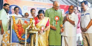 തലക്കുളത്തൂരില്‍ നിര്‍മ്മിച്ച വീടിന്റെ താക്കോല്‍ ദാന ചടങ്ങില്‍ ഗ്രാമപഞ്ചായത്ത് പ്രസിഡന്റ് കെ.ടി. പ്രമീള നിലവിളക്ക് കൊളുത്തിയപ്പോള്‍