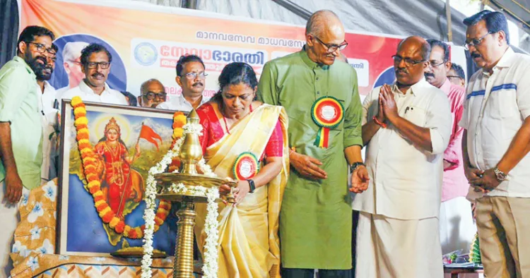 തലക്കുളത്തൂരില്‍ നിര്‍മ്മിച്ച വീടിന്റെ താക്കോല്‍ ദാന ചടങ്ങില്‍ ഗ്രാമപഞ്ചായത്ത് പ്രസിഡന്റ് കെ.ടി. പ്രമീള നിലവിളക്ക് കൊളുത്തിയപ്പോള്‍