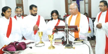 കോഴിക്കോട് മാനാഞ്ചിറ സിഎസ്‌ഐ കത്തീഡ്രലില്‍ നടന്ന ചടങ്ങില്‍ ഡീക്കന്‍മാരായി അഭിഷിക്തരായ ആദ്യ വനിതകളായ ഡോ. സജു മേരി എബ്രഹാം, നിംഷി ഡേവിഡ് എന്നിവരെ മലബാര്‍ മഹായിടവക ബിഷപ് ഡോ. റോയ്‌സ് മനോജ് വിക്ടര്‍ ആശീര്‍വദിക്കുന്നു