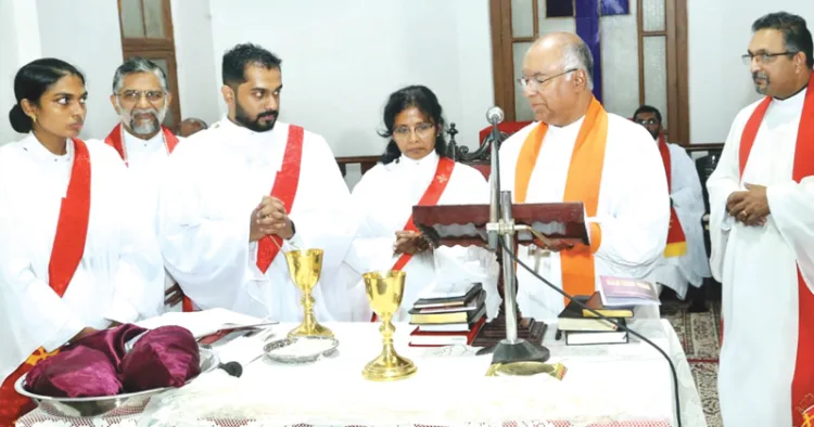 കോഴിക്കോട് മാനാഞ്ചിറ സിഎസ്‌ഐ കത്തീഡ്രലില്‍ നടന്ന ചടങ്ങില്‍ ഡീക്കന്‍മാരായി അഭിഷിക്തരായ ആദ്യ വനിതകളായ ഡോ. സജു മേരി എബ്രഹാം, നിംഷി ഡേവിഡ് എന്നിവരെ മലബാര്‍ മഹായിടവക ബിഷപ് ഡോ. റോയ്‌സ് മനോജ് വിക്ടര്‍ ആശീര്‍വദിക്കുന്നു
