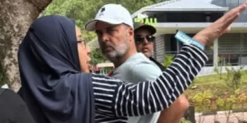 ബുള്ളറ്റില്‍ കയറി ബീഹാറില്‍ പ്രചാരണം നടത്തിയതിന്‍റെ ക്ഷീണം തീര്‍ക്കാന്‍ മലേഷ്യയില്‍ എത്തിയ രാഹുല്‍ ഗാന്ധി ഒരു മുസ്ലിം സ്ത്രീയുമായി സംസാരിക്കുന്നു (പപ്പരാസികള്‍ പുറത്തുവിട്ട ചിത്രം)