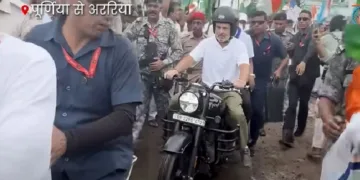 ബീഹാറിലെ പൂര്‍ണ്ണിയയില്‍ വോട്ട് അധികാര്‍ യാത്രയുടെ ഭാഗമായി ബുള്ളറ്റില്‍ യാത്ര പുറപ്പെടുന്ന രാഹുല്‍ ഗാന്ധിക്ക് പിന്നാലെ ഓടാന്‍ തുടങ്ങുന്ന രണ്ട് ബ്ലാക്ക് ക്യാറ്റുകള്‍