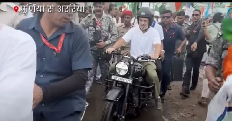 ബീഹാറിലെ പൂര്‍ണ്ണിയയില്‍ വോട്ട് അധികാര്‍ യാത്രയുടെ ഭാഗമായി ബുള്ളറ്റില്‍ യാത്ര പുറപ്പെടുന്ന രാഹുല്‍ ഗാന്ധിക്ക് പിന്നാലെ ഓടാന്‍ തുടങ്ങുന്ന രണ്ട് ബ്ലാക്ക് ക്യാറ്റുകള്‍