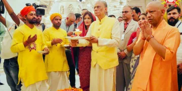 അയോദ്ധ്യ രാമജന്മഭൂമി ക്ഷേത്രത്തില്‍ ദര്‍ശനത്തിന് എത്തിയ മൗറീഷ്യസ് പ്രധാനമന്ത്രി നവീന്‍ചന്ദ്ര രാംഗൂലം ബാലകരാമ വിഗ്രഹത്തിന് ആരതി ഉഴിയുന്നു. ഉത്തര്‍പ്രദേശ് മുഖ്യമന്ത്രി യോഗി ആദിത്യനാഥ് സമീപം