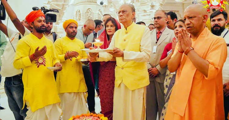 അയോദ്ധ്യ രാമജന്മഭൂമി ക്ഷേത്രത്തില്‍ ദര്‍ശനത്തിന് എത്തിയ മൗറീഷ്യസ് പ്രധാനമന്ത്രി നവീന്‍ചന്ദ്ര രാംഗൂലം ബാലകരാമ വിഗ്രഹത്തിന് ആരതി ഉഴിയുന്നു. ഉത്തര്‍പ്രദേശ് മുഖ്യമന്ത്രി യോഗി ആദിത്യനാഥ് സമീപം