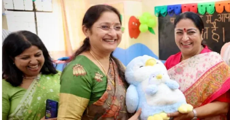 തൊഴിലെടുക്കുന്ന സ്ത്രീകളുടെ കുഞ്ഞുങ്ങളെ പരിപാലിക്കുന്നതിനായി 502 പാലന ക്രെഷെകള്‍ ഉദ്ഘാടനം ചെയ്യുന്ന രേഖാ ഗുപ്ത