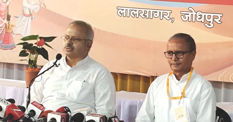 വാര്‍ത്താ സമ്മേളനത്തില്‍ ആര്‍എസ്എസ് അഖില ഭാരതീയ പ്രചാര്‍ പ്രമുഖ് സുനില്‍ ആംബേക്കര്‍ സംസാരിക്കുന്നു. ജോധ്പൂര്‍ പ്രാന്ത സംഘചാലക് ഹര്‍ദയാല്‍ വര്‍മ്മ സമീപം