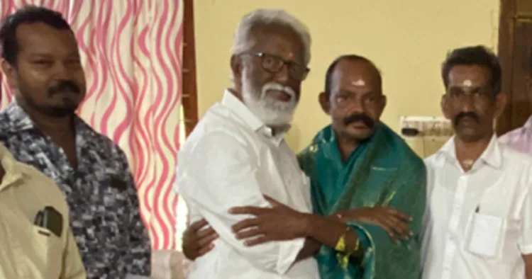 സാബു ആചാരിയെ ബിജെപി ദേശീയ നിര്‍വാഹക സമിതിയംഗം കുമ്മനം രാജശേഖരന്‍ ആദരിക്കുന്നു