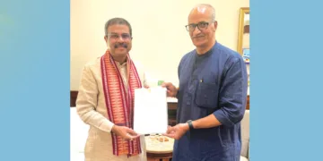 ടീച്ചര്‍ എലിജിബിലിറ്റി ടെസ്റ്റുമായി ബന്ധപ്പെട്ട സുപ്രീം
കോടതി വിധിയിലെ അദ്ധ്യാപകരുടെ ആശങ്ക അകറ്റാന്‍ ഇടപെടണമെന്നാവശ്യപ്പെട്ട് കേന്ദ്രവിദ്യാഭ്യാസ മന്ത്രി ധര്‍മേന്ദ്രപ്രധാന്, സി. സദാനന്ദന്‍ മാസ്റ്റര്‍ എംപി നിവേദനം സമര്‍പ്പിച്ചപ്പോള്‍