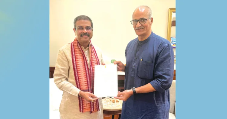 ടീച്ചര്‍ എലിജിബിലിറ്റി ടെസ്റ്റുമായി ബന്ധപ്പെട്ട സുപ്രീം
കോടതി വിധിയിലെ അദ്ധ്യാപകരുടെ ആശങ്ക അകറ്റാന്‍ ഇടപെടണമെന്നാവശ്യപ്പെട്ട് കേന്ദ്രവിദ്യാഭ്യാസ മന്ത്രി ധര്‍മേന്ദ്രപ്രധാന്, സി. സദാനന്ദന്‍ മാസ്റ്റര്‍ എംപി നിവേദനം സമര്‍പ്പിച്ചപ്പോള്‍