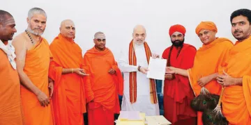 ധര്‍മസ്ഥലയ്‌ക്കെതിരായ ഗൂഢാലോചനക്കേസ് എന്‍ഐഎയ്ക്ക് വിടണമെന്നാവശ്യപ്പെട്ട് കര്‍ണാടകയിലെ സംന്യാസിസംഘം കേന്ദ്ര ആഭ്യന്തര മന്ത്രി അമിത് ഷായക്ക് നിവേദനം നല്കുന്നു