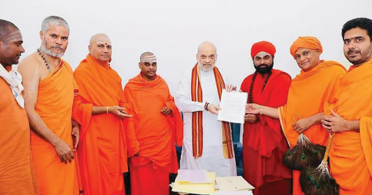 ധര്‍മസ്ഥലയ്‌ക്കെതിരായ ഗൂഢാലോചനക്കേസ് എന്‍ഐഎയ്ക്ക് വിടണമെന്നാവശ്യപ്പെട്ട് കര്‍ണാടകയിലെ സംന്യാസിസംഘം കേന്ദ്ര ആഭ്യന്തര മന്ത്രി അമിത് ഷായക്ക് നിവേദനം നല്കുന്നു