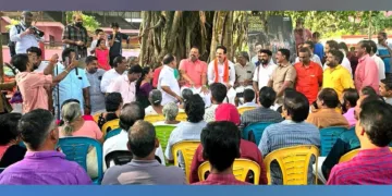 തൃശൂര്‍ വികസന ചര്‍ച്ചയുമായി സുരേഷ്‌ഗോപി ഗ്രാമങ്ങളില്‍, പുള്ള് മേഖലയില്‍ നടന്ന കലുങ്ക് സംവാദസദസ്സ് ബിജെപി സംസ്ഥാന വൈസ്പ്രസിഡന്റും നടനുമായ ദേവന്‍ ഉദ്ഘാടനം ചെയ്യുന്നു