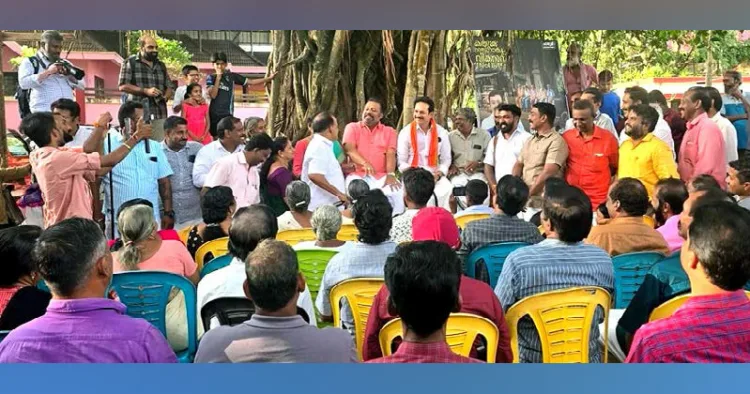 തൃശൂര്‍ വികസന ചര്‍ച്ചയുമായി സുരേഷ്‌ഗോപി ഗ്രാമങ്ങളില്‍, പുള്ള് മേഖലയില്‍ നടന്ന കലുങ്ക് സംവാദസദസ്സ് ബിജെപി സംസ്ഥാന വൈസ്പ്രസിഡന്റും നടനുമായ ദേവന്‍ ഉദ്ഘാടനം ചെയ്യുന്നു