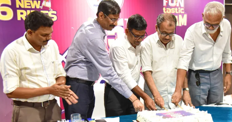 സില്വര് സ്റ്റോം വാട്ടര് തീം പാര്ക്കിന്റെ സില്വര് ജൂബിലി ആഘോഷം കൊച്ചിയില് എംഡി എ.ഐ. ഷാലിമാര് കേക്ക് മുറിച്ച് ഉദ്ഘാടനം ചെയ്യുന്നു. മാര്ക്കറ്റിങ് മാനേജര് ഇ. കെ ഷാജിത്, സ്വതന്ത്ര ഡയറക്ടര് സി. അരവിന്ദാക്ഷന്, ചെയര്മാന് അബ്ദുള് ജലീല്, പാര്ട്ണര് സിറാജ് വലിയവീട്ടില് തുടങ്ങിയവര് സമീപം