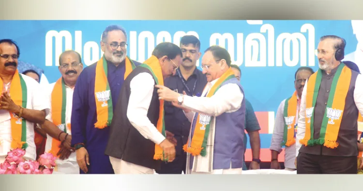 ദേശീയ അധ്യക്ഷന് ജെ.പി. നഡ്ഡ ഷാളണിയിച്ച് ശിവന് മഠത്തിലിനെ ബിജെപിയിലേക്ക് സ്വാഗതം ചെയ്യുന്നു