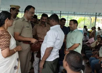 റൂറല്‍ എസ്പി സുദര്‍ശന്‍.കെ.എസ് അന്തേവാസികള്‍ക്ക് ഓണക്കോടി നല്‍കുന്നു