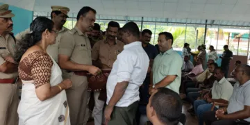 റൂറല്‍ എസ്പി സുദര്‍ശന്‍.കെ.എസ് അന്തേവാസികള്‍ക്ക് ഓണക്കോടി നല്‍കുന്നു