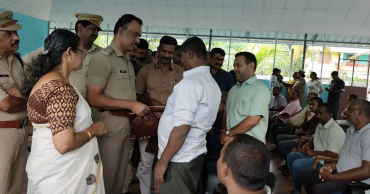 റൂറല്‍ എസ്പി സുദര്‍ശന്‍.കെ.എസ് അന്തേവാസികള്‍ക്ക് ഓണക്കോടി നല്‍കുന്നു