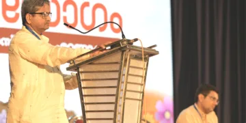 എറണാകുളത്ത് ദേശീയ സേവാഭാരതി സംസ്ഥാന വാര്‍ഷിക സമ്മേളനത്തിന്റെ സമാപനസഭയില്‍ രാഷ്ട്രീയ സേവാ ഭാരതി അഖിലഭാരതീയ ജോയിന്റ് ജനറല്‍ സെക്രട്ടറി വിജയ പുരാണിക് സേവാ സന്ദേശം നല്കുന്നു. ഡോ. ശ്രീറാംശങ്കര്‍ ഹരി സമീപം