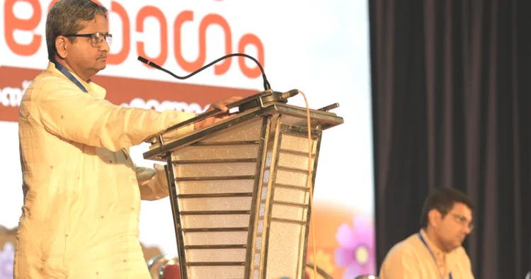 എറണാകുളത്ത് ദേശീയ സേവാഭാരതി സംസ്ഥാന വാര്‍ഷിക സമ്മേളനത്തിന്റെ സമാപനസഭയില്‍ രാഷ്ട്രീയ സേവാ ഭാരതി അഖിലഭാരതീയ ജോയിന്റ് ജനറല്‍ സെക്രട്ടറി വിജയ പുരാണിക് സേവാ സന്ദേശം നല്കുന്നു. ഡോ. ശ്രീറാംശങ്കര്‍ ഹരി സമീപം