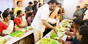 പ്രതീക്ഷാ ഫൗണ്ടേഷന്റെ ആഭിമുഖ്യത്തില്‍ തിരുവനന്തപുരം ശ്രീമൂലംക്ലബ്ബില്‍ നടന്ന ട്രാന്‍സ്‌ജെന്‍ഡേഴ്‌സിനോടൊപ്പമുള്ള ഓണാഘോഷം ഉദ്ഘാടനം ചെയ്തശേഷം കേന്ദ്രമന്ത്രി സുരേഷ് ഗോപി സദ്യ വിളമ്പുന്നു