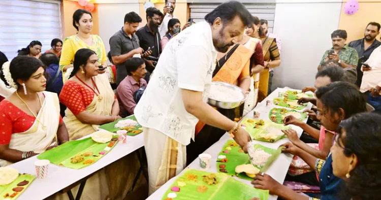 പ്രതീക്ഷാ ഫൗണ്ടേഷന്റെ ആഭിമുഖ്യത്തില്‍ തിരുവനന്തപുരം ശ്രീമൂലംക്ലബ്ബില്‍ നടന്ന ട്രാന്‍സ്‌ജെന്‍ഡേഴ്‌സിനോടൊപ്പമുള്ള ഓണാഘോഷം ഉദ്ഘാടനം ചെയ്തശേഷം കേന്ദ്രമന്ത്രി സുരേഷ് ഗോപി സദ്യ വിളമ്പുന്നു