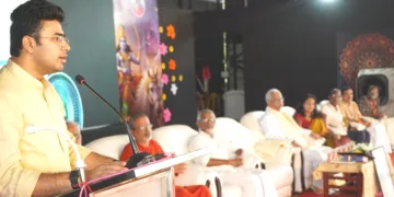 കാലടി ശ്രീശാരദാ സൈനിക് സ്‌കൂളില്‍ നടന്ന ഗീതായനം ദേശീയ സെമിനാറിന്റെ സമാപനസഭയില്‍ തേജസ്വി സൂര്യ എംപി മുഖ്യപ്രഭാഷണം നടത്തുന്നു. രാമന്‍ കീഴന, അനഘാനന്ദ സ്വാമികള്‍, ആര്‍. സഞ്ജയന്‍, കെ. ആനന്ദ്, ഡോ. ദീപാ ചന്ദ്രന്‍, കെ.സി. സുധീര്‍ ബാബു, ഡോ. ഹരികൃഷ്ണ ശര്‍മ്മ, രാജീവ് കെ.വി. എന്നിവര്‍ സമീപം