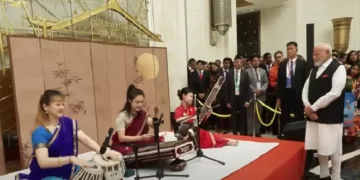 മൂന്ന് ചൈനീസ് യുവതികള്‍ തബല, സന്തൂര്‍, സിത്താര്‍ എന്നിവയില്‍ തീര്‍ത്ത വാന്ദേമാതരം കേട്ട് മതി മറന്ന് ആസ്വദിക്കുന്ന മോദി