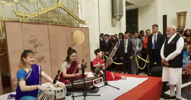 മൂന്ന് ചൈനീസ് യുവതികള്‍ തബല, സന്തൂര്‍, സിത്താര്‍ എന്നിവയില്‍ തീര്‍ത്ത വാന്ദേമാതരം കേട്ട് മതി മറന്ന് ആസ്വദിക്കുന്ന മോദി