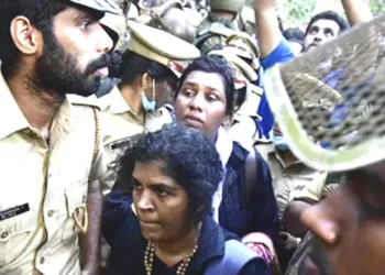 ശബരിമലയില്‍ ആചാരലംഘനത്തിനായി പിണറായി സര്‍ക്കാര്‍ യുവതികളെ പ്രവേശിപ്പിച്ചപ്പോള്‍ (ഫയല്‍ ചിത്രം)