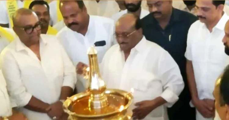 എന്‍ആര്‍ സിറ്റിയില്‍ നടന്ന എസ്എന്‍ഡിപി നേതൃസംഗമം ജനറല്‍ സെക്രട്ടറി വെള്ളാപ്പള്ളി നടേശന്‍ ഉദ്ഘാടനം ചെയ്യുന്നു