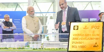 ന്യൂദല്‍ഹിയില്‍ സെമികോണ്‍ ഇന്ത്യാ 2025 സമ്മേളനത്തിന്റെ ഭാഗമായി ഒരുക്കിയ പ്രദര്‍ശനം പ്രധാനമന്ത്രി നരേന്ദ്ര മോദി സന്ദര്‍ശിക്കുന്നു. കേന്ദ്ര ഇലക്ട്രോണിക്‌സ്-ഐടി മന്ത്രി അശ്വിനി വൈഷ്ണവ് സമീപം. ഇന്‍സെറ്റില്‍ ഭാരതം പൂര്‍ണമായും തദ്ദേശീയമായി നിര്‍മിച്ച 32 ബിറ്റ് മൈക്രോപ്രൊസസര്‍ വിക്രം 3201