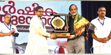 എറണാകുളം ഭാസ്‌കരീയം സഭാഗൃഹത്തില്‍ നടന്ന ദേശീയ സേവാഭാരതി സംസ്ഥാന വാര്‍ഷിക പൊതുയോഗത്തില്‍ ഡോ. വി.പി. ഗംഗാധരനെ രാഷ്ട്രീയ സേവാഭാരതി ഡെപ്യൂട്ടി ജനറല്‍ സെക്രട്ടറി വിജയ് പുരാണിക് ഉപഹാരം നല്‍കി ആദരിക്കുന്നു. ആര്‍എസ്എസ് ക്ഷേത്രീയ പ്രചാരക് പി.എന്‍. ഹരികൃഷ്ണകുമാര്‍, ഡോ. രഞ്ജിത്ത് വിജയഹരി സമീപം