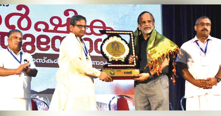 എറണാകുളം ഭാസ്‌കരീയം സഭാഗൃഹത്തില്‍ നടന്ന ദേശീയ സേവാഭാരതി സംസ്ഥാന വാര്‍ഷിക പൊതുയോഗത്തില്‍ ഡോ. വി.പി. ഗംഗാധരനെ രാഷ്ട്രീയ സേവാഭാരതി ഡെപ്യൂട്ടി ജനറല്‍ സെക്രട്ടറി വിജയ് പുരാണിക് ഉപഹാരം നല്‍കി ആദരിക്കുന്നു. ആര്‍എസ്എസ് ക്ഷേത്രീയ പ്രചാരക് പി.എന്‍. ഹരികൃഷ്ണകുമാര്‍, ഡോ. രഞ്ജിത്ത് വിജയഹരി സമീപം