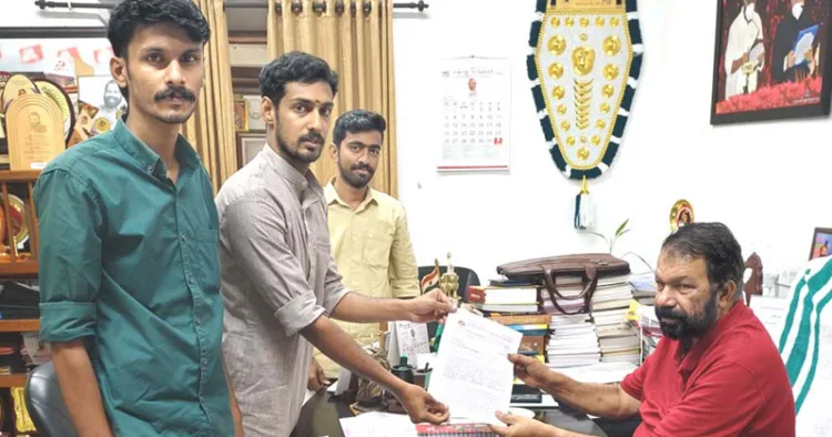 പിഎം ശ്രീ നടപ്പാക്കണമെന്നാവശ്യപ്പെട്ട് എബിവിപി
നേതാക്കള്‍ മന്ത്രി വി. ശിവന്‍കുട്ടിക്ക് നിവേദനം
നല്‍കിയപ്പോള്‍ (ഫയല്‍)