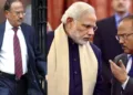 ഇന്ത്യയുടെ ജെയിംസ് ബോണ്ടായി അറിയപ്പെടുന്ന അജിത് ഡോവല്‍ (ഇടത്ത്) മോദിയുമായി ഗൗരവമായ ചര്‍ച്ചയില്‍ ഡോവല്‍ (വലത്ത്)
