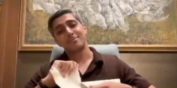 പാകിസ്ഥാനിലെ പ്രസിദ്ധമായ ട്വന്‍റി ട്വന്‍റി ക്രിക്കറ്റ് ടീമായ മുള്‍റ്റാന്‍ സൂല്‍ത്താന്‍സ് ഉടമ അലി തരീന്‍ മാപ്പ് പറയണമെന്ന് ആവശ്യപ്പെട്ട് പാകിസ്ഥാന്‍ ക്രിക്കറ്റ് ബോര്‍ഡ് നല്‍കിയ വക്കീല്‍ നോട്ടീസ് കീറിക്കളയുന്നു