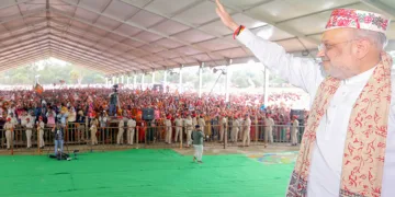 ബീഹാര്‍ അലിനഗറിലെ തെരഞ്ഞെടുപ്പ് റാലിക്കെത്തിയ കേന്ദ്ര ആഭ്യന്തരമന്ത്രി അമിത്ഷാ പ്രവര്‍ത്തകരെ അഭിവാദ്യം ചെയ്യുന്നു