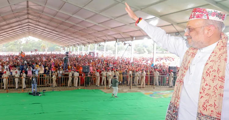 ബീഹാര്‍ അലിനഗറിലെ തെരഞ്ഞെടുപ്പ് റാലിക്കെത്തിയ കേന്ദ്ര ആഭ്യന്തരമന്ത്രി അമിത്ഷാ പ്രവര്‍ത്തകരെ അഭിവാദ്യം ചെയ്യുന്നു