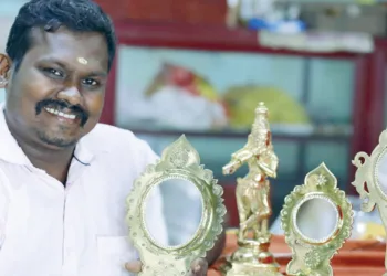 മുരുകന് രാജന് ആചാരി നിര്മിച്ച ആറന്മുള കണ്ണാടികള്