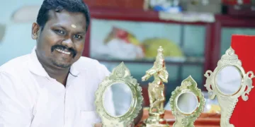 മുരുകന്‍ രാജന്‍ ആചാരി നിര്‍മിച്ച ആറന്മുള കണ്ണാടികള്‍